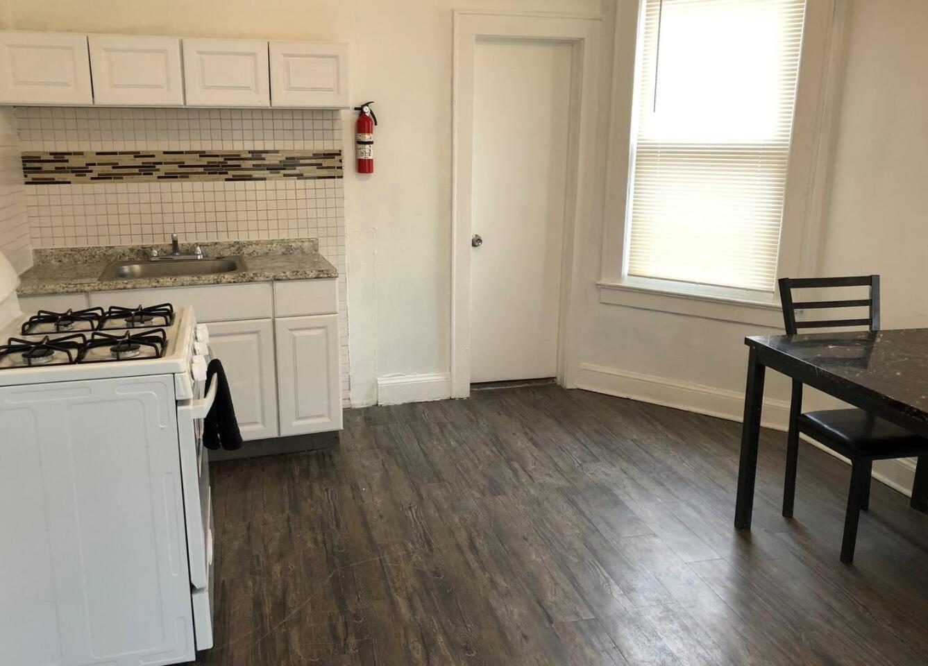 Spacious 2 Bedroom Apartment With 1 Bathroom And Private Street Entrance Paterson Exterior photo
